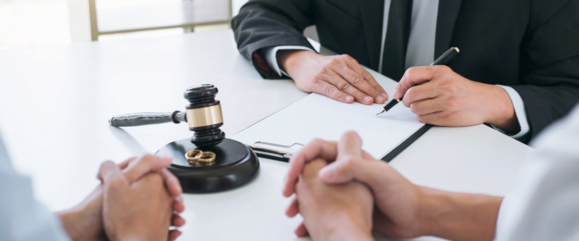 How to Hire the Right Divorce Lawyer for You