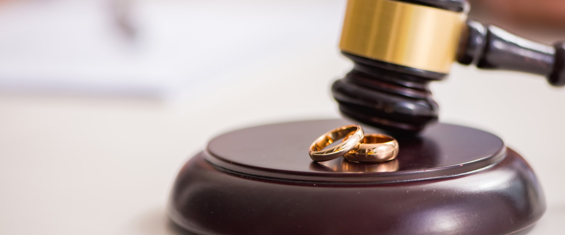 What Does a Local Divorce Lawyer Do?